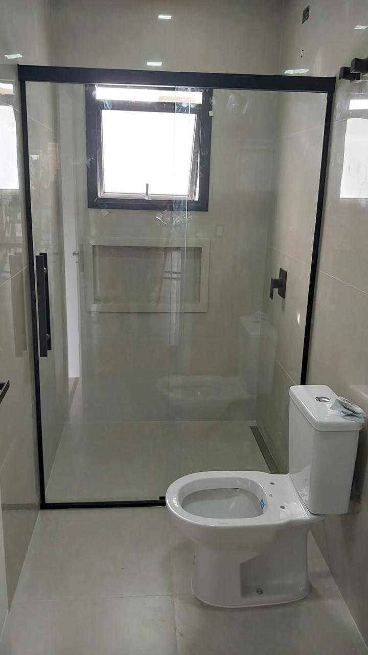 Box de banheiro em vidro padrão da Vidros FV — foto 1