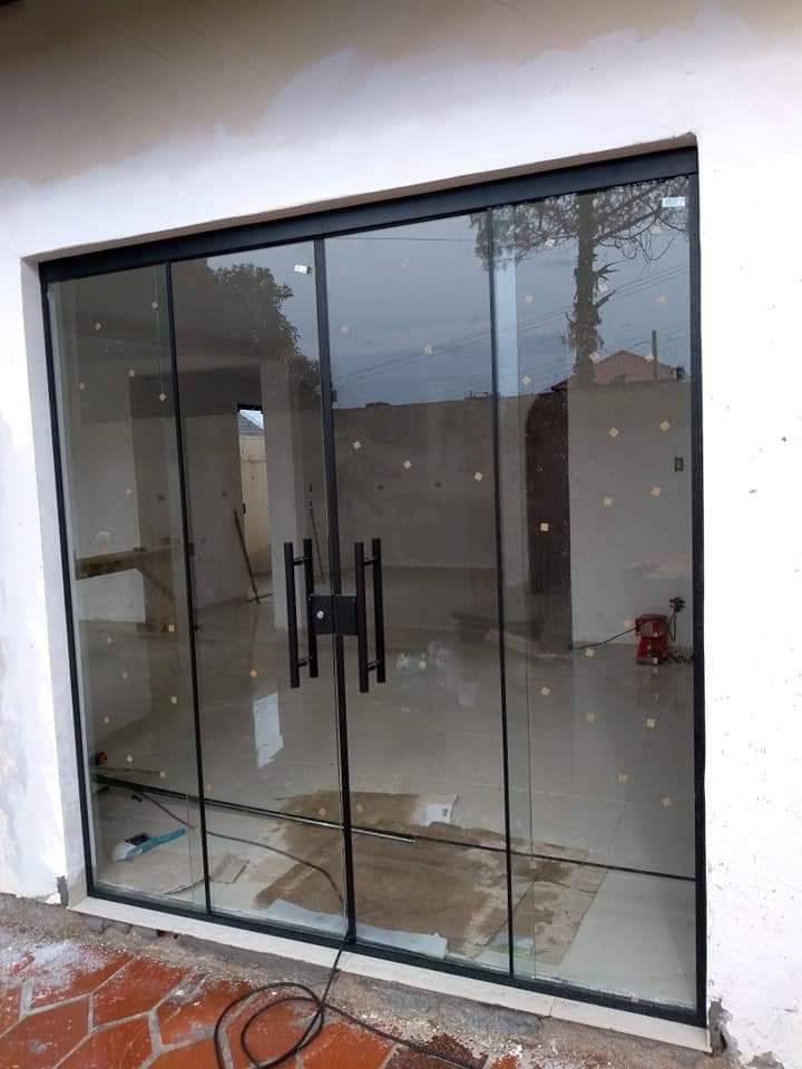 Porta, janela ou divisória de vidro executada pela Vidros FV — foto 3